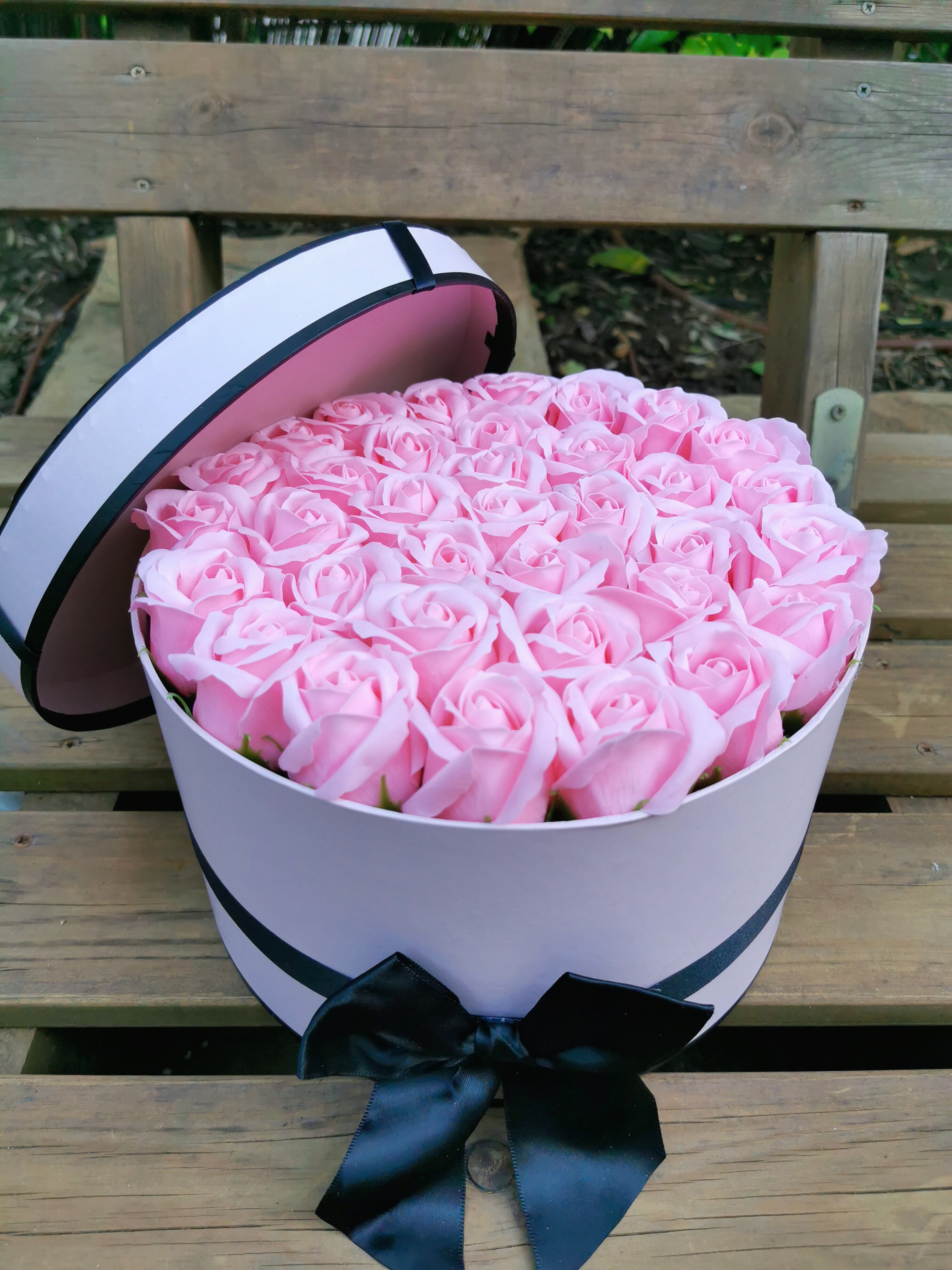קופסא עגולה עם ורדים